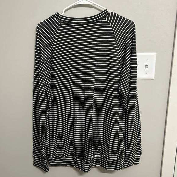 Lou & Grey Signaturesoft Plush Sweatshirt NWT - Picture 2 of 6